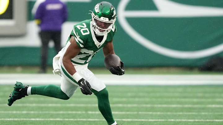 Nov 30, 2025; East Rutherford, New Jersey, USA; New York Jets running back Breece Hall (20) rushes the ball against the Atlanta Falcons during the first half at MetLife Stadium. Mandatory Credit: Robert Deutsch-Imagn Images