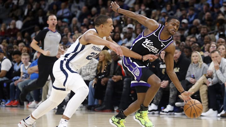 De'Aaron Fox drives to the basket