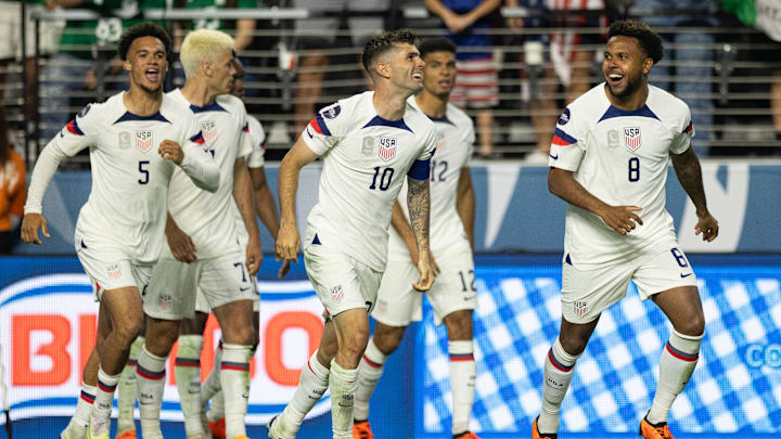 Jugadores de Estados Unidos celebran un gol.