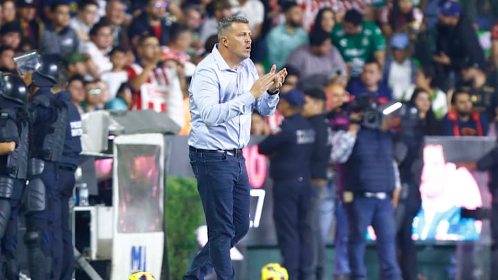 Óscar García fue expulsado por intento de agresión