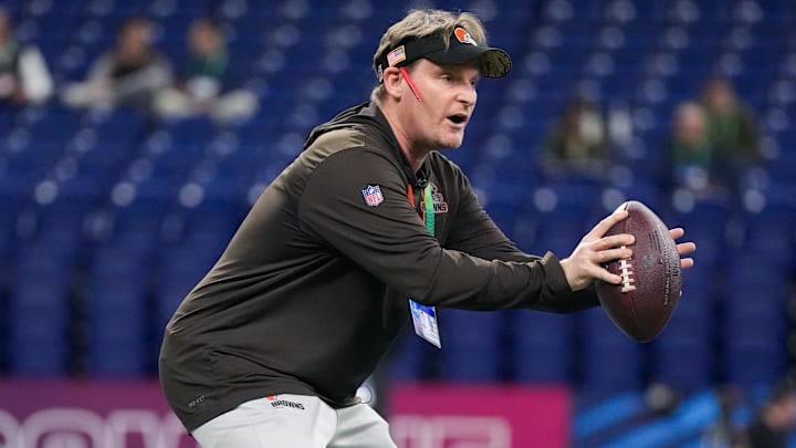 Mar 2, 2023; Indianapolis, IN, USA; Cleveland Browns linebackers coach Jason Tarver participates in drills during the NFL Combine at Lucas Oil Stadium. Mandatory Credit: Kirby Lee-Imagn Images Mar 2, 2023; Indianapolis, IN, USA; Cleveland Browns linebackers coach Jason Tarver participates in drills during the NFL Combine at Lucas Oil Stadium. Mandatory Credit: Kirby Lee-Imagn Images