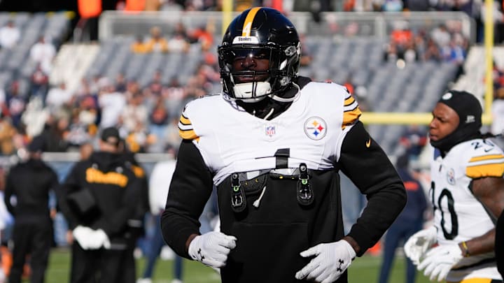 Nov 23, 2025; Chicago, Illinois, USA; Pittsburgh Steelers wide receiver DK Metcalf (4) warms up prior to a game against the Chicago Bears at Soldier Field. Mandatory Credit: David Banks-Imagn Images