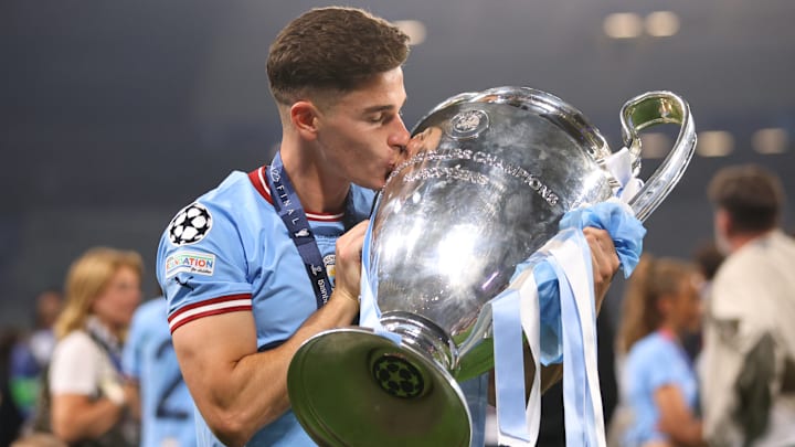 Julian Alvarez fête le sacre de Man City en C1