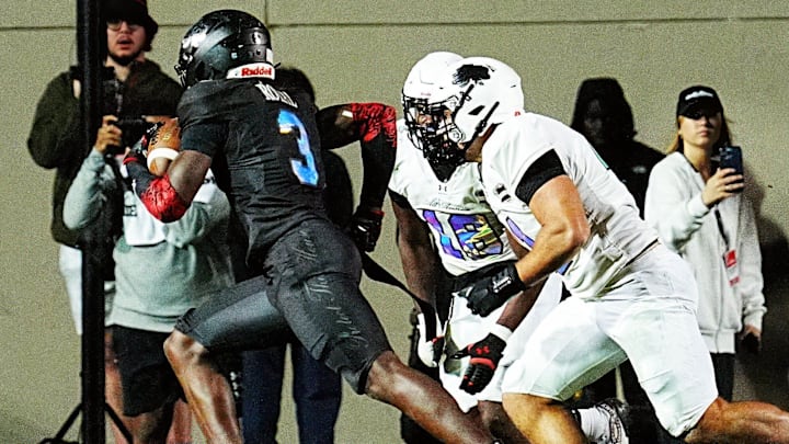 Team Roses' Easton Royal (3) runs into the end zone for a touchdown during the Under Armour All-America Game Saturday, Jan. 3, 2026 at Spec Martin Stadium in DeLand.