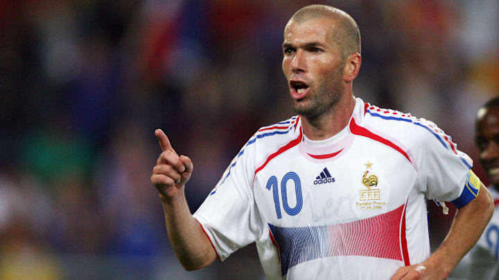 Zinédine Zidane était sorti de sa retraite internationale en 2005. Zinédine Zidane était sorti de sa retraite internationale en 2005.