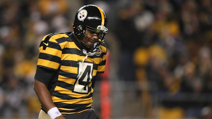November 18, 2012; Pittsburgh , PA, USA; Pittsburgh Steelers quarterback Byron Leftwich (4) walks off the field after a third down against the Baltimore Ravens during the first half of the game at Heinz Field. Mandatory Credit: Jason Bridge-Imagn Images
