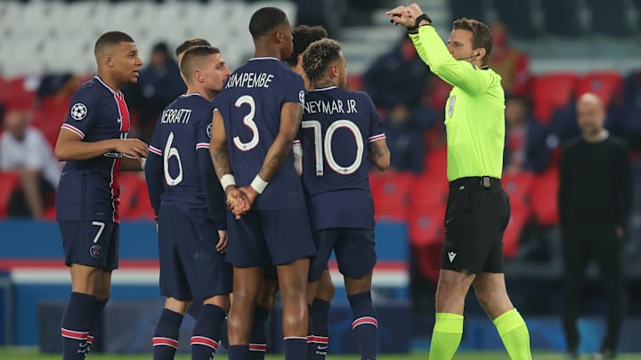 Felix Brych, ex-árbitro da UEFA, explica como lidava com Neymar