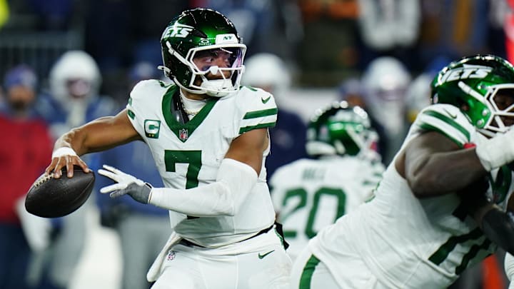 Nov 13, 2025; Foxborough, Massachusetts, USA; New York Jets quarterback Justin Fields (7) throws a pass against the New England Patriots in the fourth quarter at Gillette Stadium. Mandatory Credit: David Butler II-Imagn Images