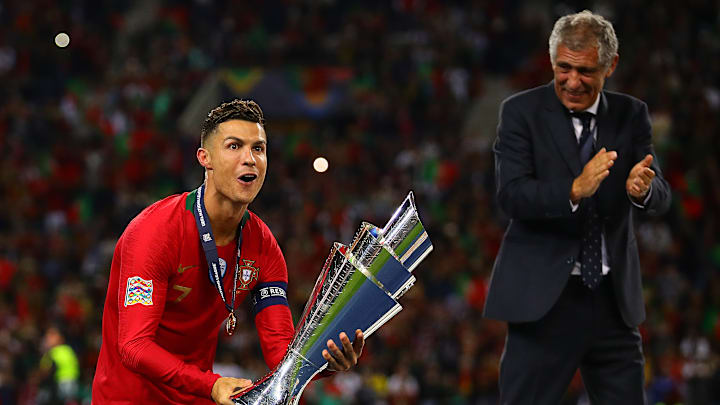 Cristiano Ronaldo sosteniendo el trofeo de la Nations League 2019, bajo la mirada de su entonces entrenador Fernando Santos 