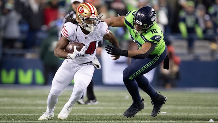 San Francisco 49ers  running back Jordan Mason (L)