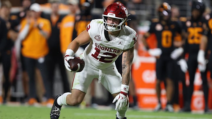Oklahoma tight end Jaren Kanak runs after a catch against Tennessee. Oklahoma tight end Jaren Kanak runs after a catch against Tennessee.