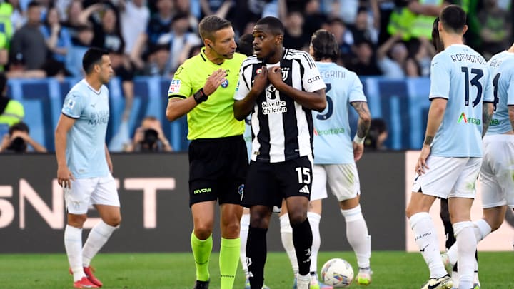 Pierre Kalulu of Juventus FC talks with referee Davide Massa...