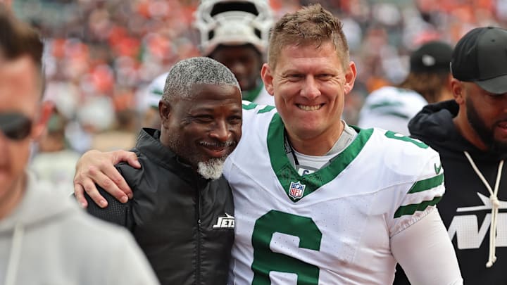New York Jets head coach Aaron Glenn and kicker Nick Folk