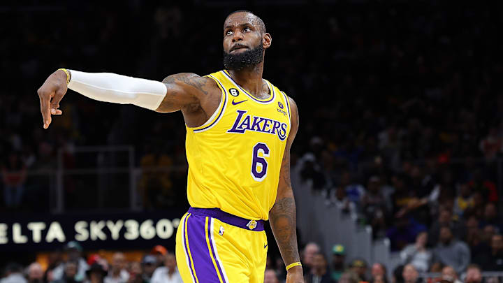 LeBron James tuvo un brillante partido ante los Hawks a sus 38 años de edad