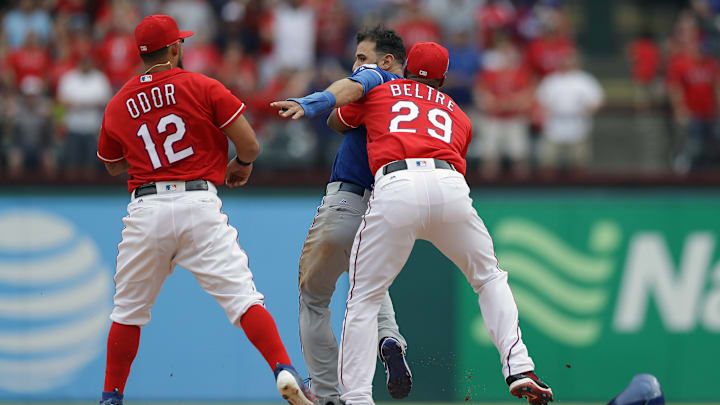 Rougned Odor y José Bautista protagonizaron un polémico momento en el 2016