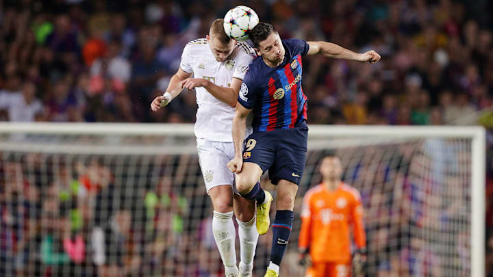 Matthijs de Ligt im Zweikampf mit Robert Lewandowski