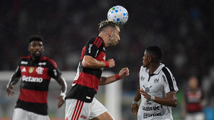 Defesa do Flamengo falha pelo alto no clássico com o Vasco, principal alerta do time antes da Libertadores