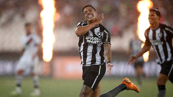 Carlos Alberto pode ganhar uma oportunidade entre os titulares Carlos Alberto pode ganhar uma oportunidade entre os titulares