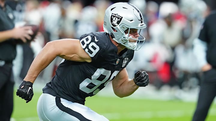 Oct 27, 2024; Paradise, Nevada, USA; Las Vegas Raiders tight end Brock Bowers (89) warms up before a game against the Las Vegas Raiders at Allegiant Stadium. Oct 27, 2024; Paradise, Nevada, USA; Las Vegas Raiders tight end Brock Bowers (89) warms up before a game against the Las Vegas Raiders at Allegiant Stadium.