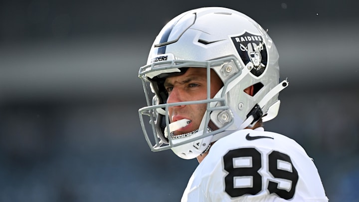 Dec 14, 2025; Philadelphia, Pennsylvania, USA; Las Vegas Raiders tight end Brock Bowers (89) looks on before the game against the Philadelphia Eagles at Lincoln Financial Field. Mandatory Credit: Eric Hartline-Imagn Images Dec 14, 2025; Philadelphia, Pennsylvania, USA; Las Vegas Raiders tight end Brock Bowers (89) looks on before the game against the Philadelphia Eagles at Lincoln Financial Field. Mandatory Credit: Eric Hartline-Imagn Images