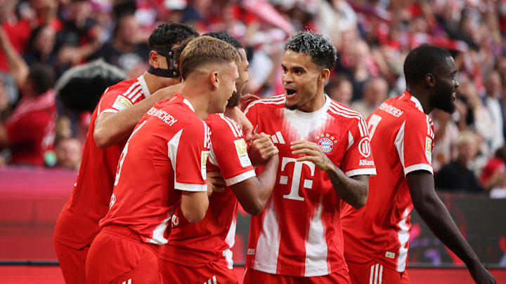 Bayern Munich players celebrating against Hamburger SV.