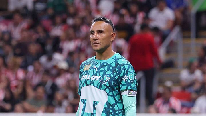 Luego de un mal inicio en la Nations League, Costa Rica ha recurrido a sus leyendas para evitar el fracaso y una eliminación prematura. Bryan Ruiz ha sido nombrado como nuevo director técnico de los ticos y, entre sus primeras decisiones en el banquillo, destaca el regreso de Keylor Navas para defender el arco nacional.
