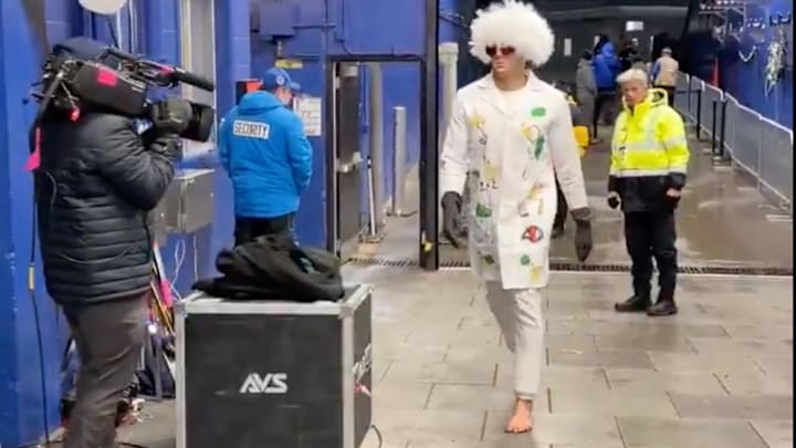 Mack Hollins enters stadium wearing an unusual outfit. 