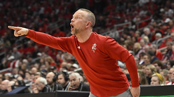 Feb 8, 2025; Louisville, Kentucky, USA; Louisville Cardinals head coach Pat Kelsey calls out instructions during the first half against the Miami (Fl) Hurricanes at KFC Yum! Center. Mandatory Credit: Jamie Rhodes-Imagn Images Feb 8, 2025; Louisville, Kentucky, USA; Louisville Cardinals head coach Pat Kelsey calls out instructions during the first half against the Miami (Fl) Hurricanes at KFC Yum! Center. Mandatory Credit: Jamie Rhodes-Imagn Images