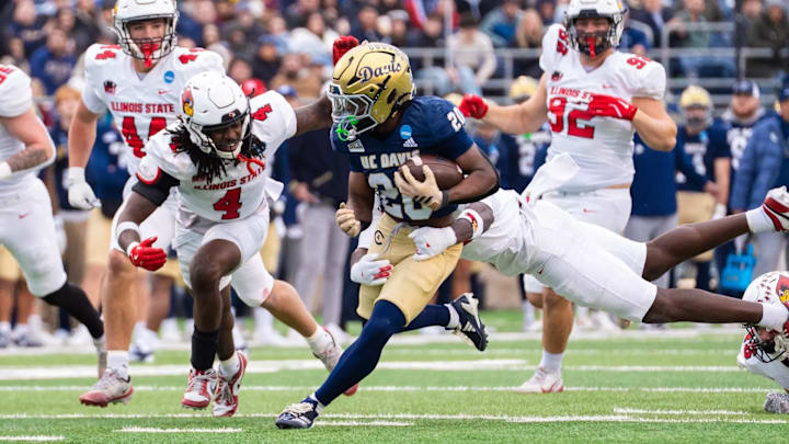 UC Davis running back Jordan Fisher (20)