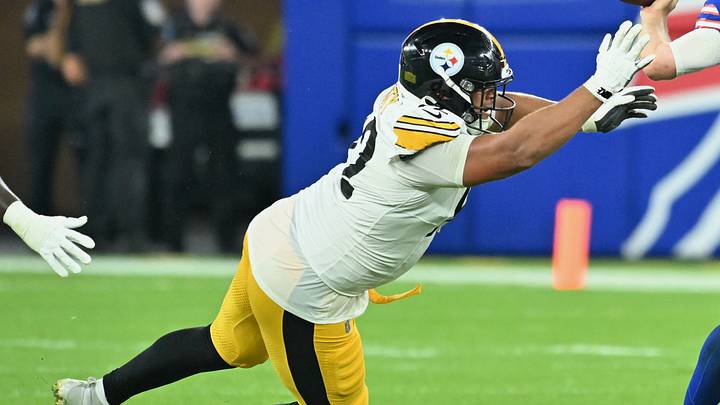 Aug 27, 2026; Orchard Park, New York, USA; Pittsburgh Steelers linebacker Patrick Queen (6) passes the ball under pressure from Pittsburgh Steelers defensive lineman Kevin Jobity (92) during the fourth quarter at New Highmark Stadium. Mandatory Credit: Mark Konezny-Imagn Images Aug 27, 2026; Orchard Park, New York, USA; Pittsburgh Steelers linebacker Patrick Queen (6) passes the ball under pressure from Pittsburgh Steelers defensive lineman Kevin Jobity (92) during the fourth quarter at New Highmark Stadium. Mandatory Credit: Mark Konezny-Imagn Images