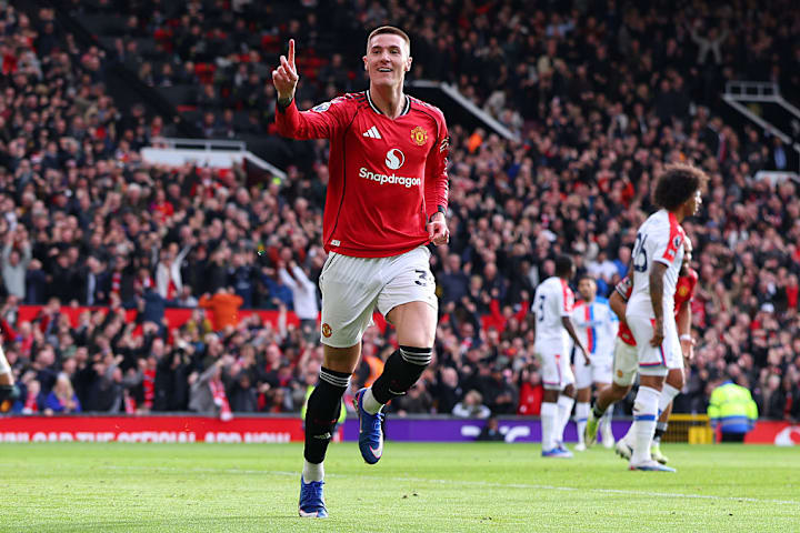 本雅明·塞斯科庆祝为曼联打进英超进球。