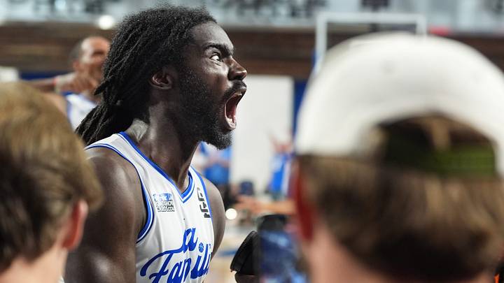 La Familia’s Kahlil Whitney celebrates making the winning bucket against Boeheim’s Army in the semifinal of The Basketball Tournament at Memorial Coliseum.
July 26, 2026 La Familia’s Kahlil Whitney celebrates making the winning bucket against Boeheim’s Army in the semifinal of The Basketball Tournament at Memorial Coliseum.
July 26, 2026