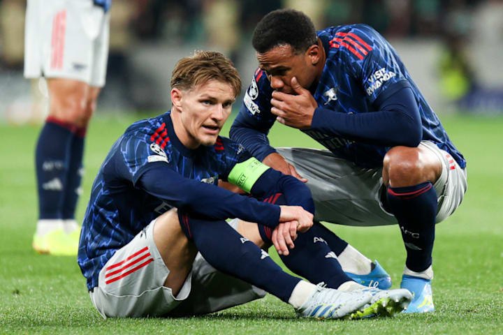 Martin Ødegaard on the ground. มาร์ติน โอเดการ์ด นอนอยู่บนพื้น