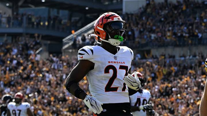 Sep 27, 2026; Pittsburgh, Pennsylvania, USA;  Pittsburgh Steelers wide receiver Ben Skowronek (15) catches a touchdown pass during the first quarter against Cincinnati Bengals safety Jordan Battle (27) at Acrisure Stadium.  Mandatory Credit: Barry Reeger-Imagn Images