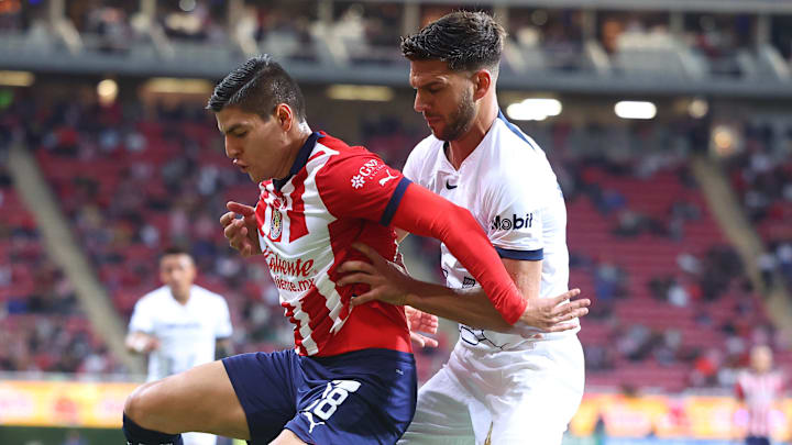 Ronaldo Cisneros de Chivas y el argentino Lisandro Magallán de Pumas durante los cuartos de Ida.