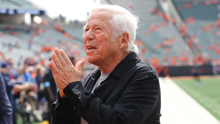 Robert Kraft của đội Patriots đáp trả phản ứng dữ dội từ người hâm mộ.