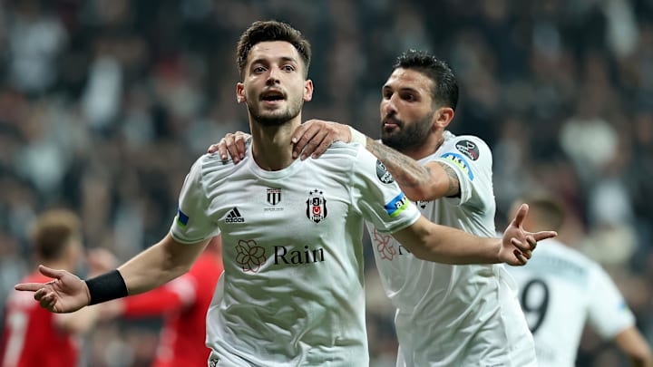 Les supporters de Besiktas ont eu une très belle initiative pour les victimes du séisme en Turquie