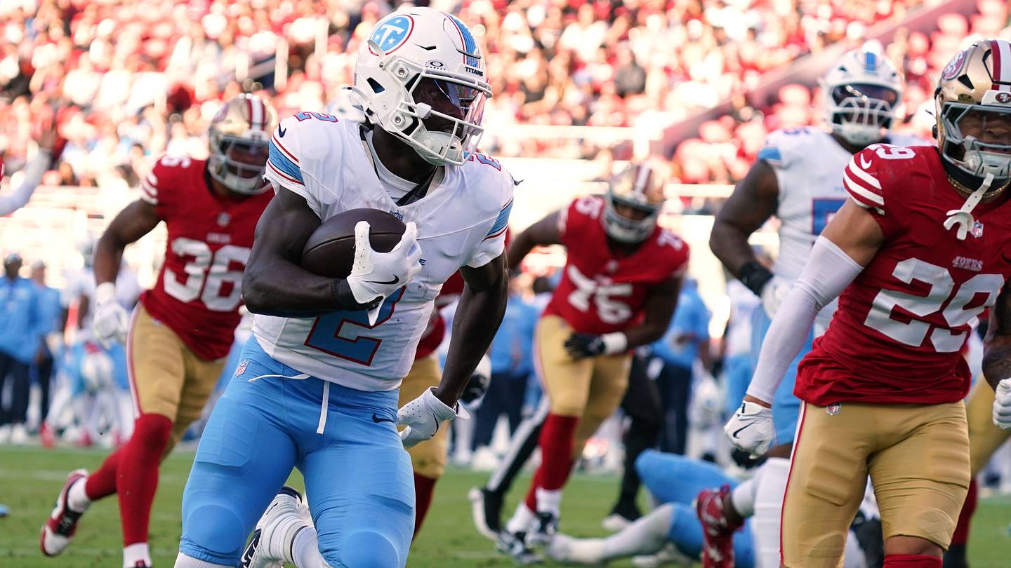 Giocatori dei Titans in azione durante un testa a testa contro i Seahawks