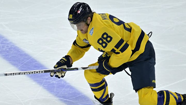 Feb 15, 2025; Montreal, Quebec, CAN; [Imagn Images direct customers only]  Team Sweden forward William Nylander (88) plays the puck against Team Finland in the second period during a 4 Nations Face-Off ice hockey game at the Bell Centre. Mandatory Credit: Eric Bolte-Imagn Images