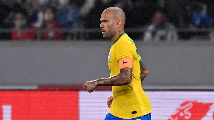 Dani Alves a taclé Mbappé