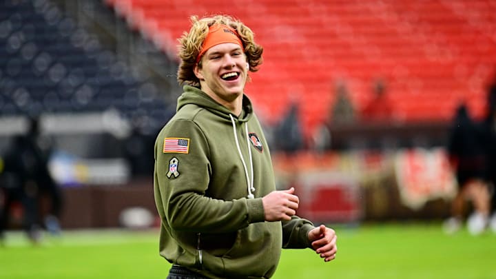 Cleveland Browns linebacker Carson Schwesinger warms up before the game against the San Francisco 49ers Cleveland Browns linebacker Carson Schwesinger warms up before the game against the San Francisco 49ers