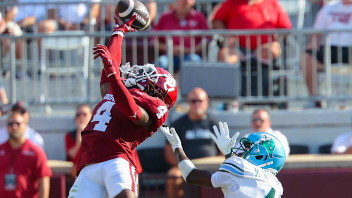 Oklahoma defensive back Dez Malone