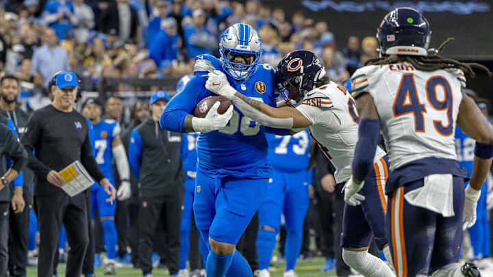 Detroit Lions offensive tackle Penei Sewell (58) runs with the ball against the Chicago Bears Detroit Lions offensive tackle Penei Sewell (58) runs with the ball against the Chicago Bears