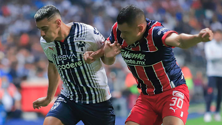 El delantero argentino Germán Berterame de Rayados pelea la redonda con Sergio Flores de Chivas. El delantero argentino Germán Berterame de Rayados pelea la redonda con Sergio Flores de Chivas.