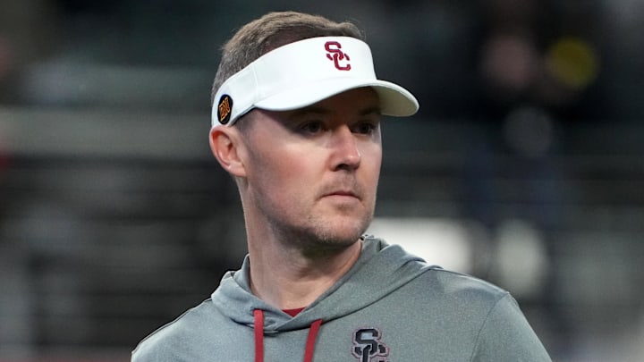 Dec 2, 2022; Las Vegas, NV, USA; Southern California Trojans head coach Lincoln Riley reacts in the first half of the Pac-12 Championship against the Utah Utes at Allegiant Stadium. Mandatory Credit: Kirby Lee-Imagn Images Dec 2, 2022; Las Vegas, NV, USA; Southern California Trojans head coach Lincoln Riley reacts in the first half of the Pac-12 Championship against the Utah Utes at Allegiant Stadium. Mandatory Credit: Kirby Lee-Imagn Images