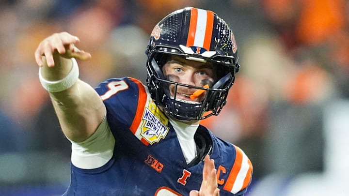 Illinois quarterback Luke Altmyer (9). Illinois quarterback Luke Altmyer (9).