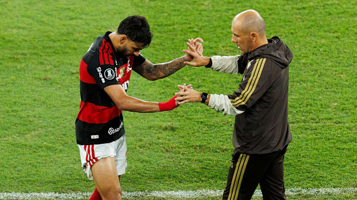 Lucas Paquetá deixou o campo com dores após vitória sobre o Bahia, no  Brasileirão, e desfalca o Flamengo contra o Vitória, pela Copa do Brasil 