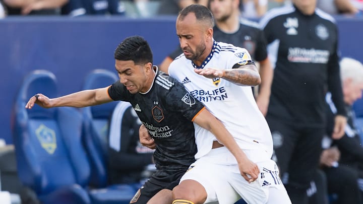 Memo Rodríguez del Houston Dynamo y el español Víctor Vázquez del Galaxy durante la temporada 2022. Memo Rodríguez del Houston Dynamo y el español Víctor Vázquez del Galaxy durante la temporada 2022.