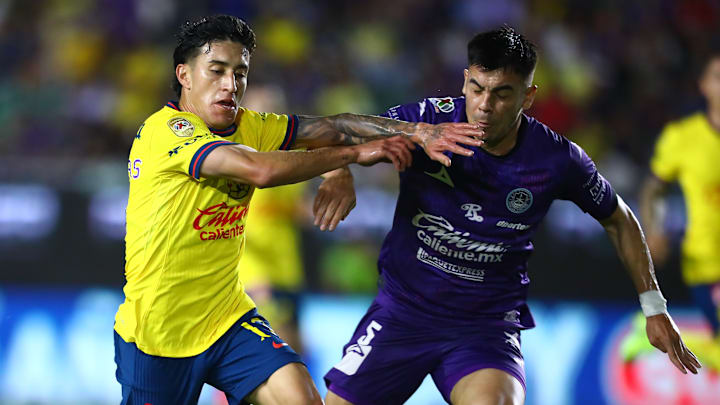 Alejandro Zendejas y el argentino Facundo Almada disputan el esférico en el Apertura 2024