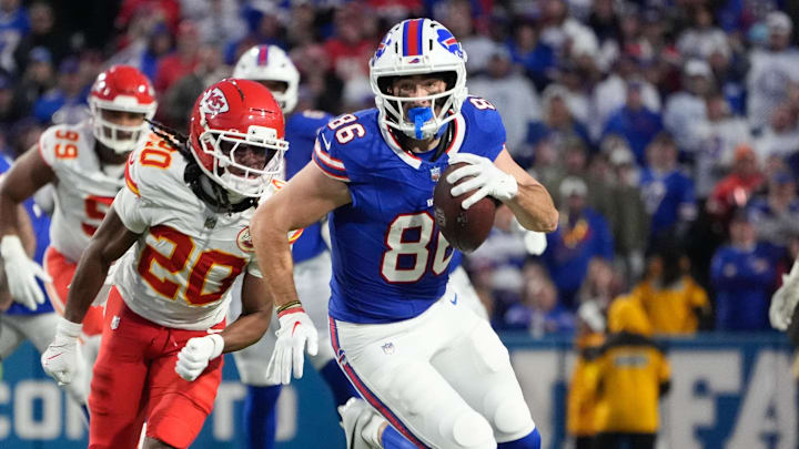 Buffalo Bills tight end Dalton Kincaid (86) runs with the ball in the second quarter against the Kansas City Chiefs at Highmark Stadium.
